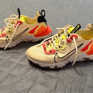 Nike Women's react vision
